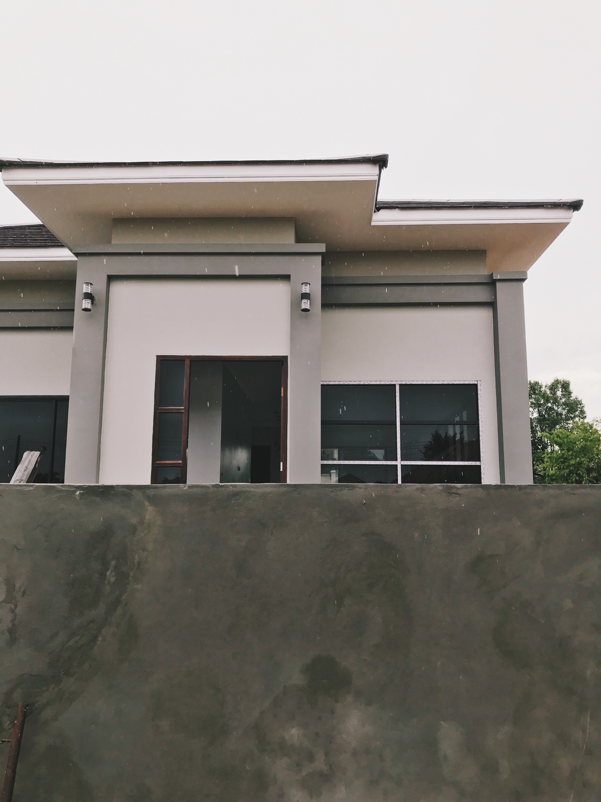 Dongdok House — vertical facade and roofline